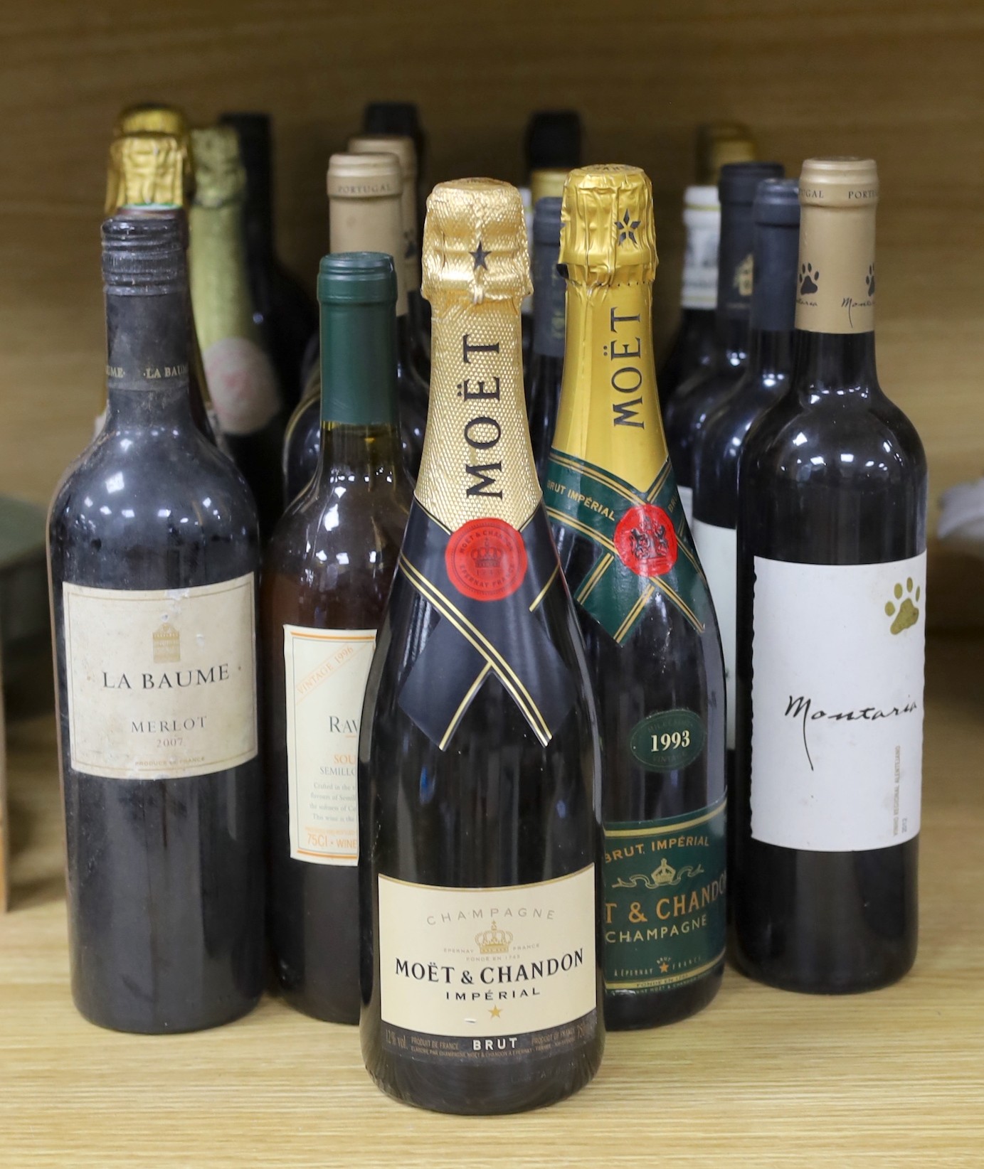 Twenty-nine bottles of various red and white wine, champagne, and sparkling wine, to include two bottles of Moët & Chandon
